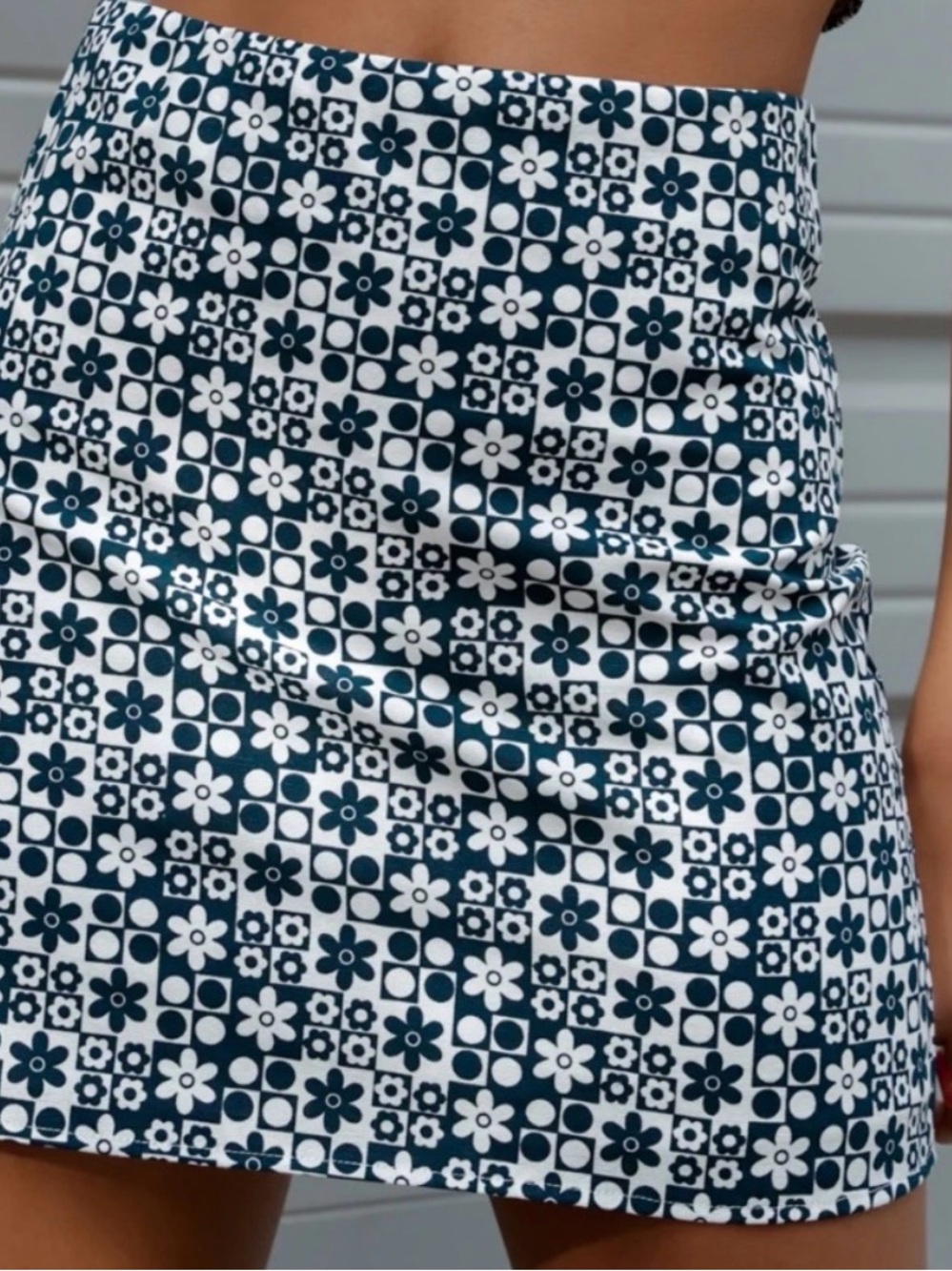 Elodie Women’s Floral Mini Skirt in Dark Navy Small Retro‎ Preppy Lined